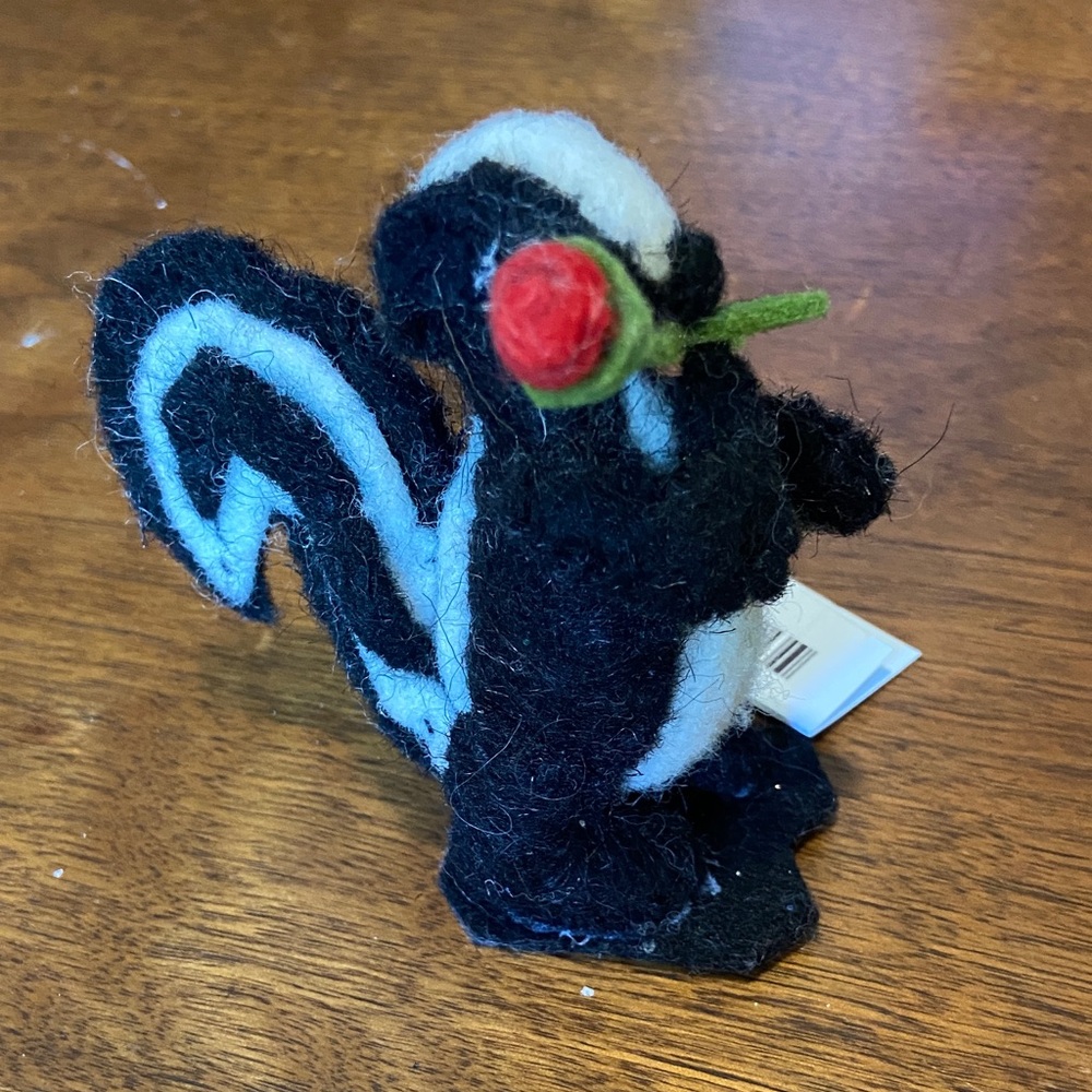 NWT Felt Skunk with Red Rose Valentine’s